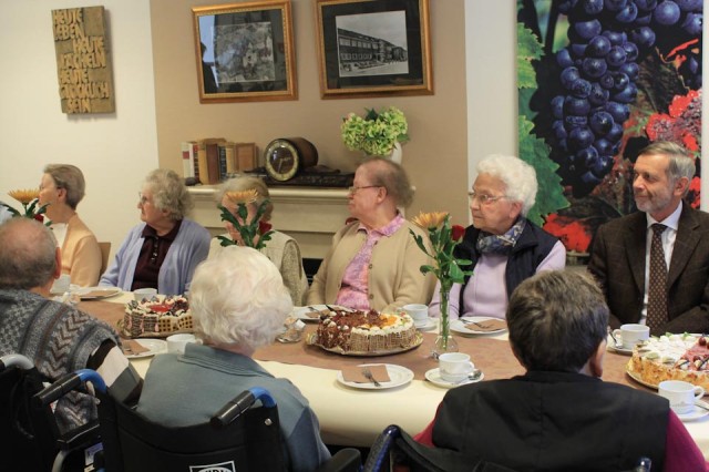 Herr Braun (stellv. Bürgermeister) mit unseren Senioren an der Kaffeetafel