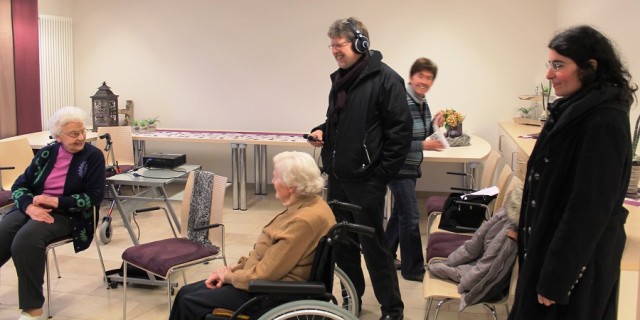 Gila Marali und Klaus Aßhoff unterwegs bei den Aufnahmen im Seniorenheim