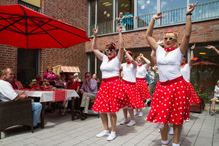 Die Tanzgruppe Boogie-Woogie besteht ausschließlich aus Mitarbeiterinnen des Hauses St. Josef. Foto: SMMP/Bock