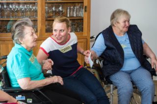 Die examinierte Altenpflegerin Dana Grötzner beobachtet interessiert, dass die teilnehmenden Seniorinnen und Senioren jeden Tag ein bisschen mehr aus sich herauskommen. Foto: SMMP/Bock