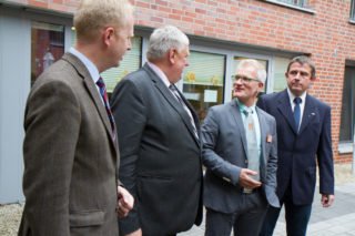 Andreas Wedeking beim Besuch des damaligen Staatsministers Karl-Josef Laumann im Mai 2017 in Wadersloh. Foto: SMMP/Bock