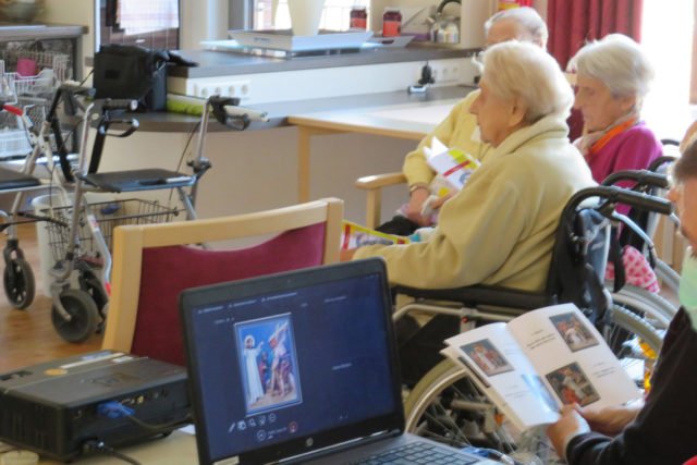 Multimedialer Einsatz im Haus St. Josef: Die Kreuzwegandacht konnten die Seniorinnen und Senioren am Laptop und über die gedruckten Hefte mitverfolgen.